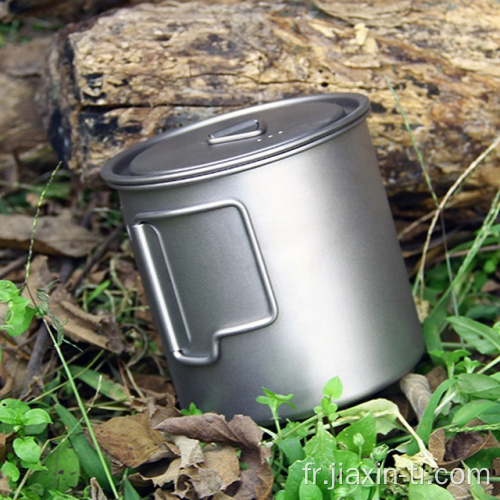 Gros camping en plein air buvant tasse de titane